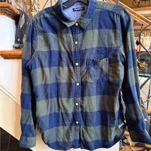 Flag & Anthem Soft Flannel top. Long sleeves. Snap closure.Size S front pockets